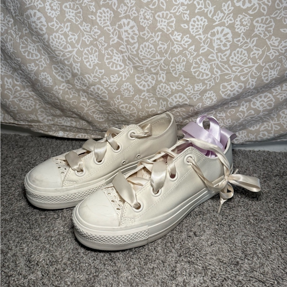 Cream Women's converse